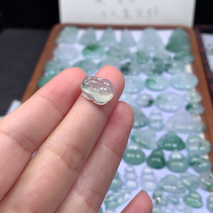 颈饰未镶嵌翡翠冰种飘花貔貅