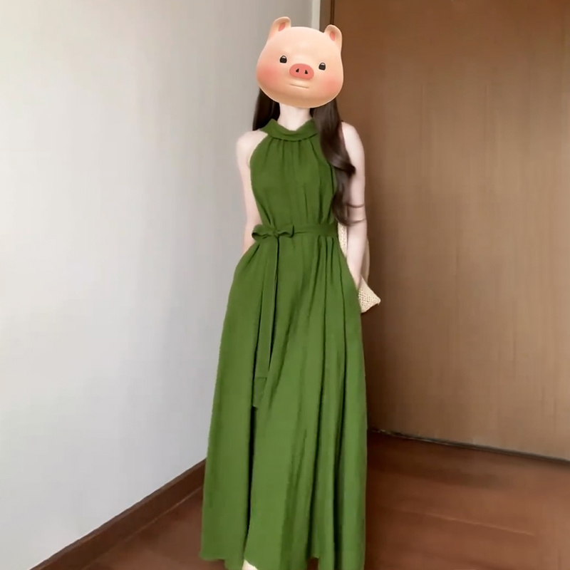 小个子绿色挂脖露肩连衣裙子女夏季2024新款法式气质高级度假长裙