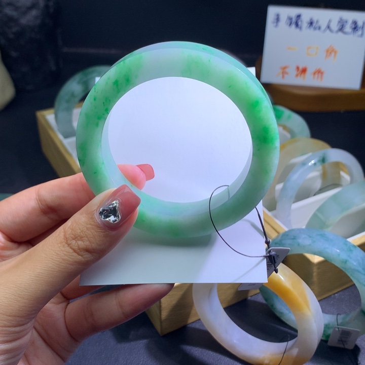 劳***斯定制翡翠未镶嵌翡翠手镯定金