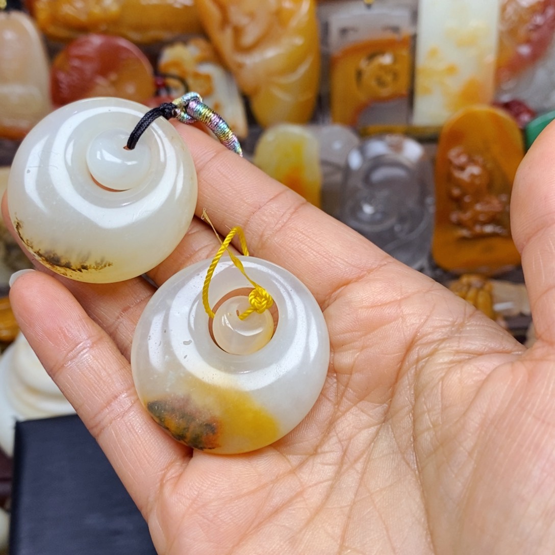 石英质玉（黄龙玉）颈饰未镶嵌