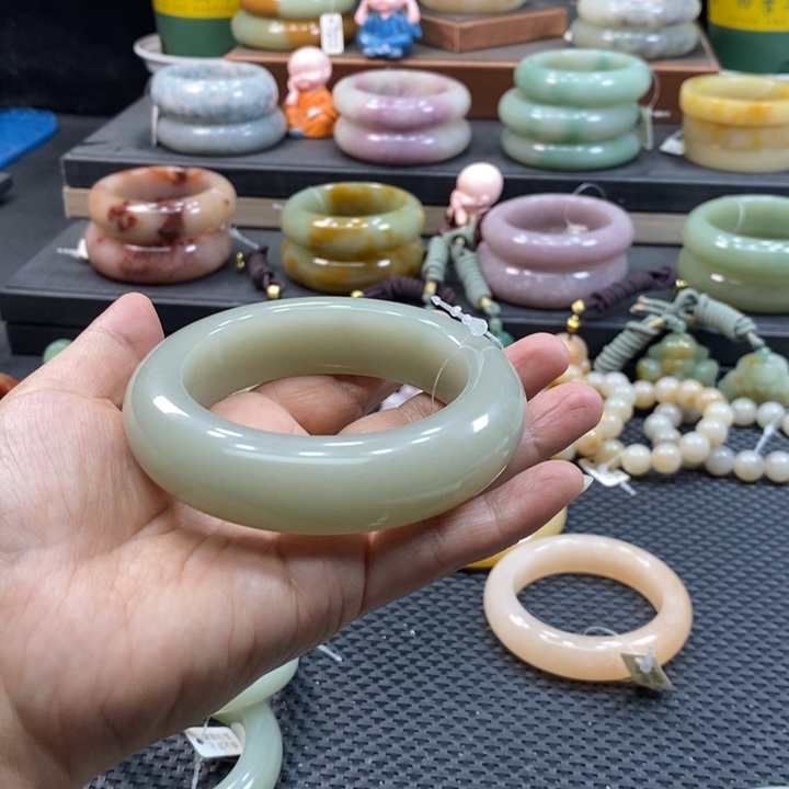 未镶嵌手镯石英岩玉草**原