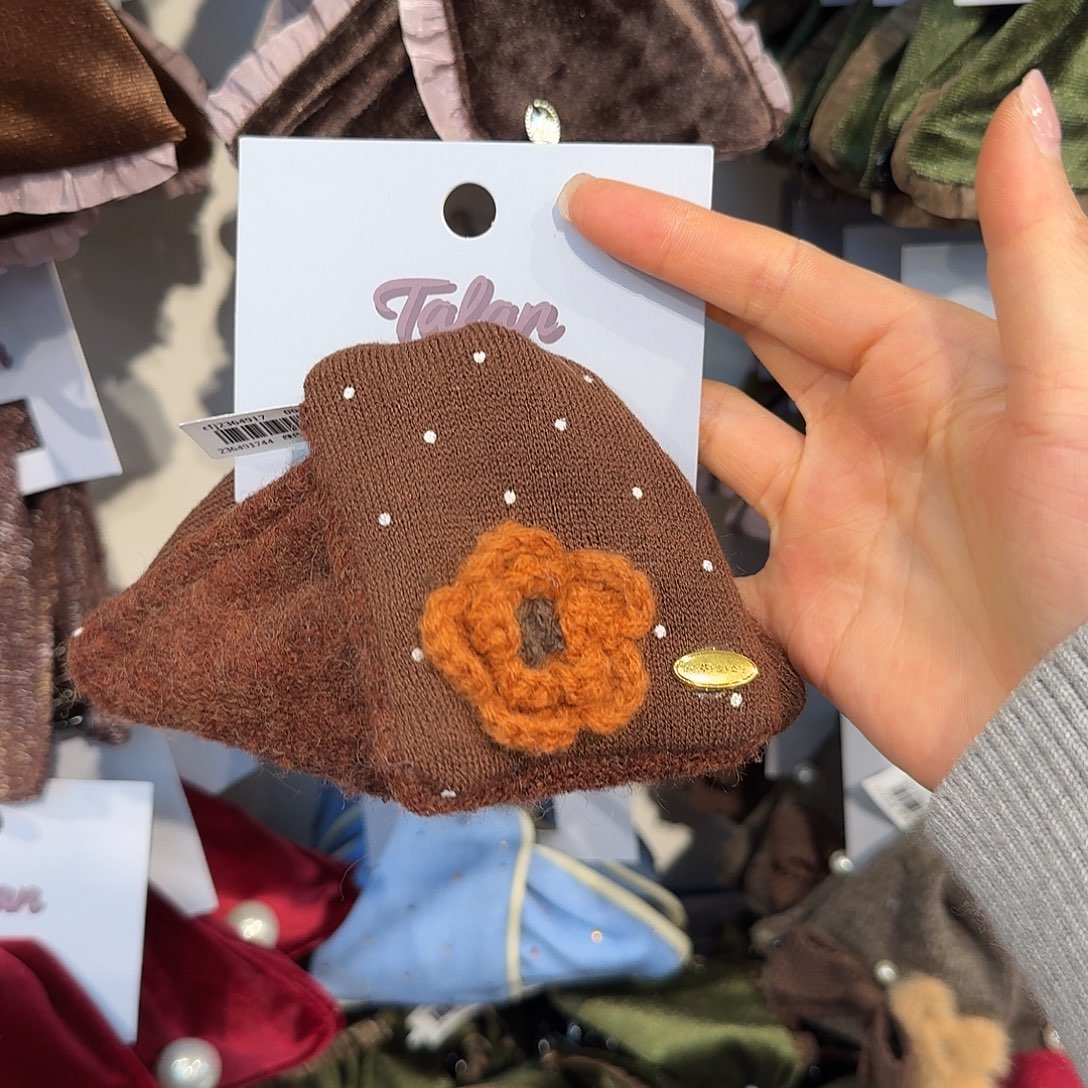 咖色针织小花三角抓