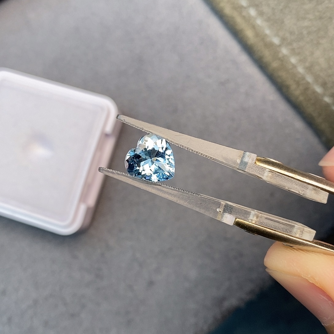 未镶嵌笔搁海蓝宝石1.87ct 圣玛利亚