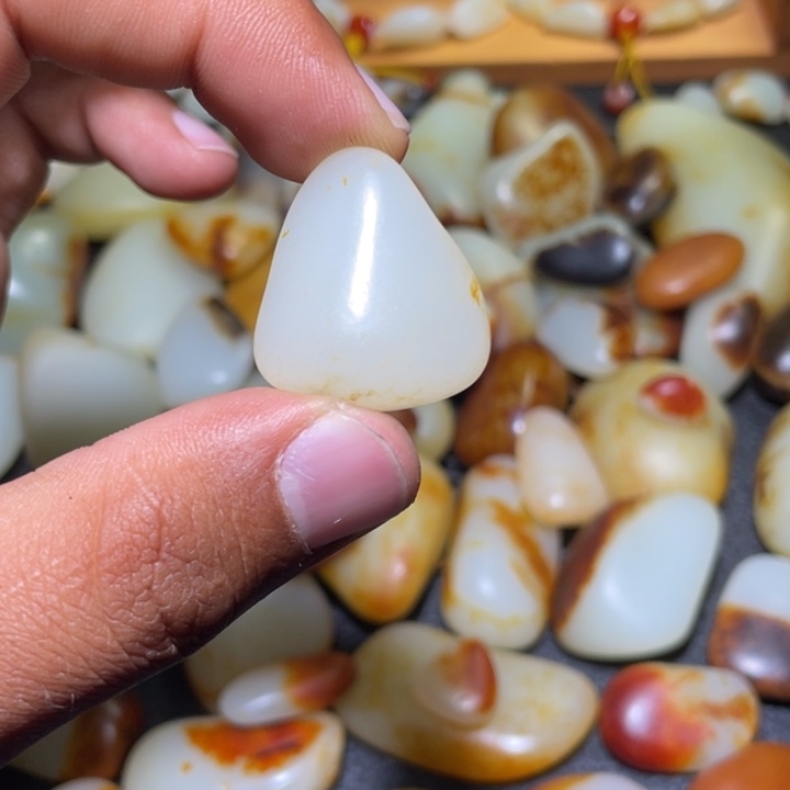 和田玉颈饰未镶嵌11克原籽无修