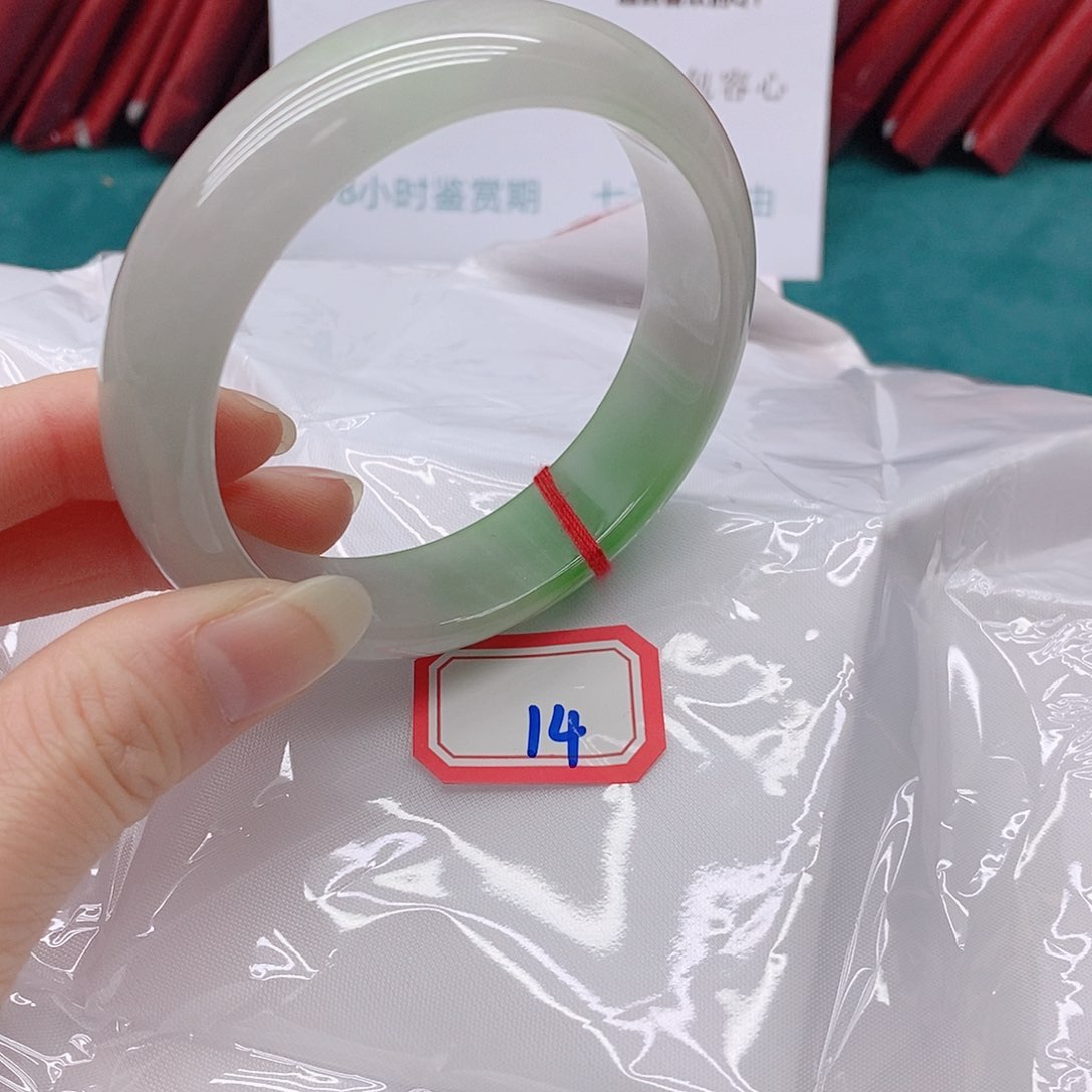 翡翠手镯未镶嵌月***?144444444