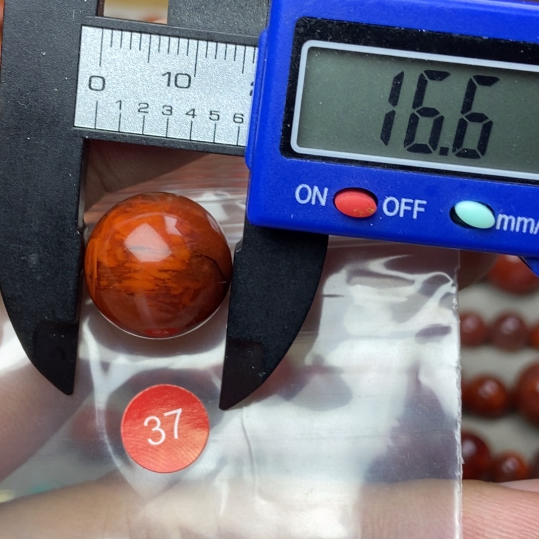 南红玛瑙未镶嵌有瑕疵