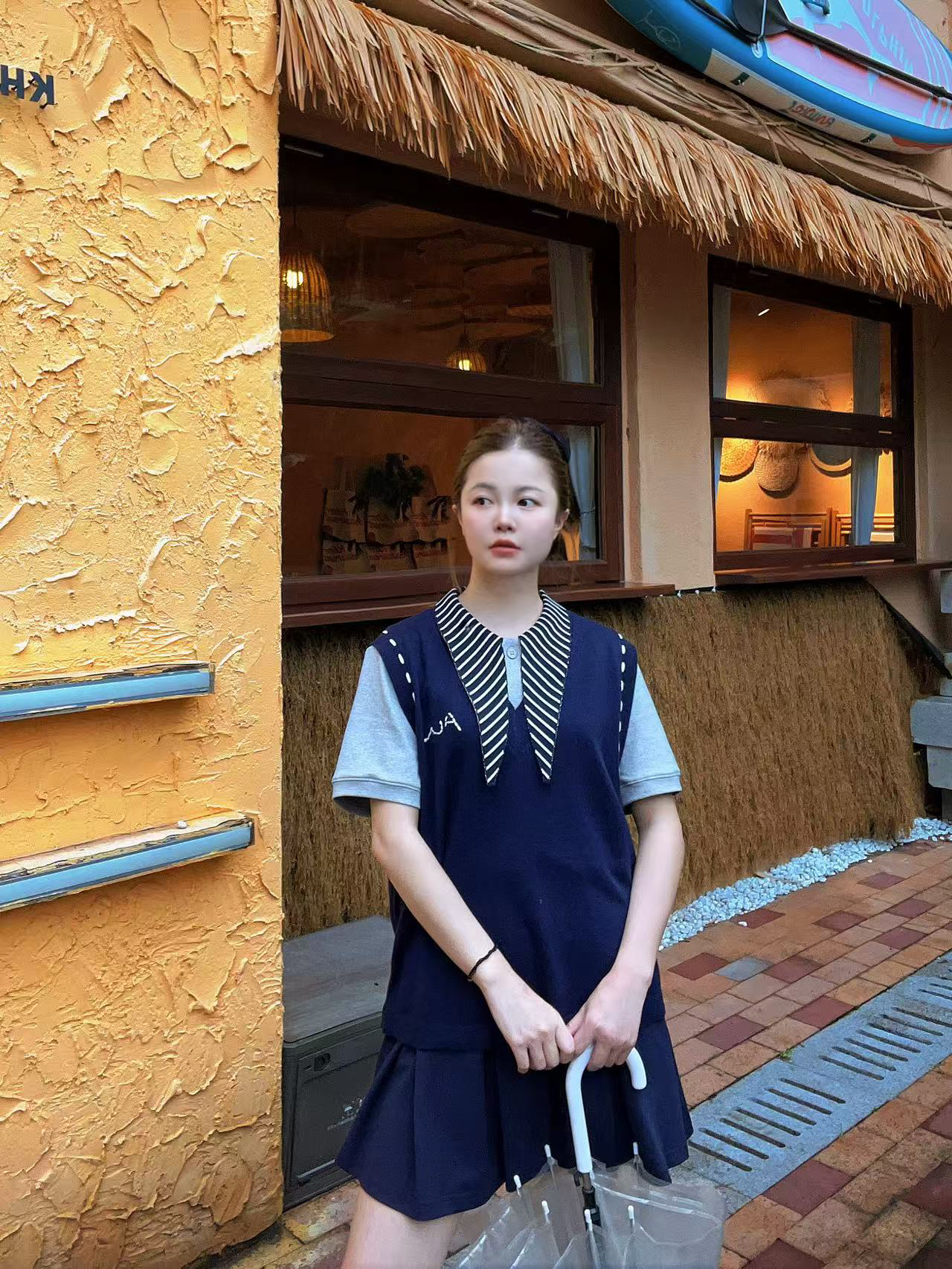 俪妍【LIVELY·YAN】2025秋藏蓝毛织马甲70266V领撞色休闲时尚简约