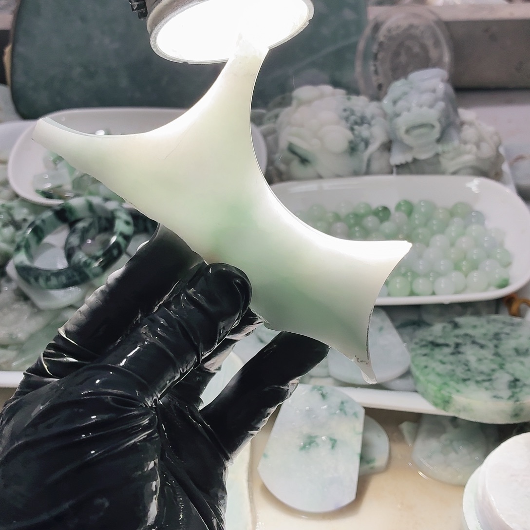 翡翠未镶嵌颈饰边角料