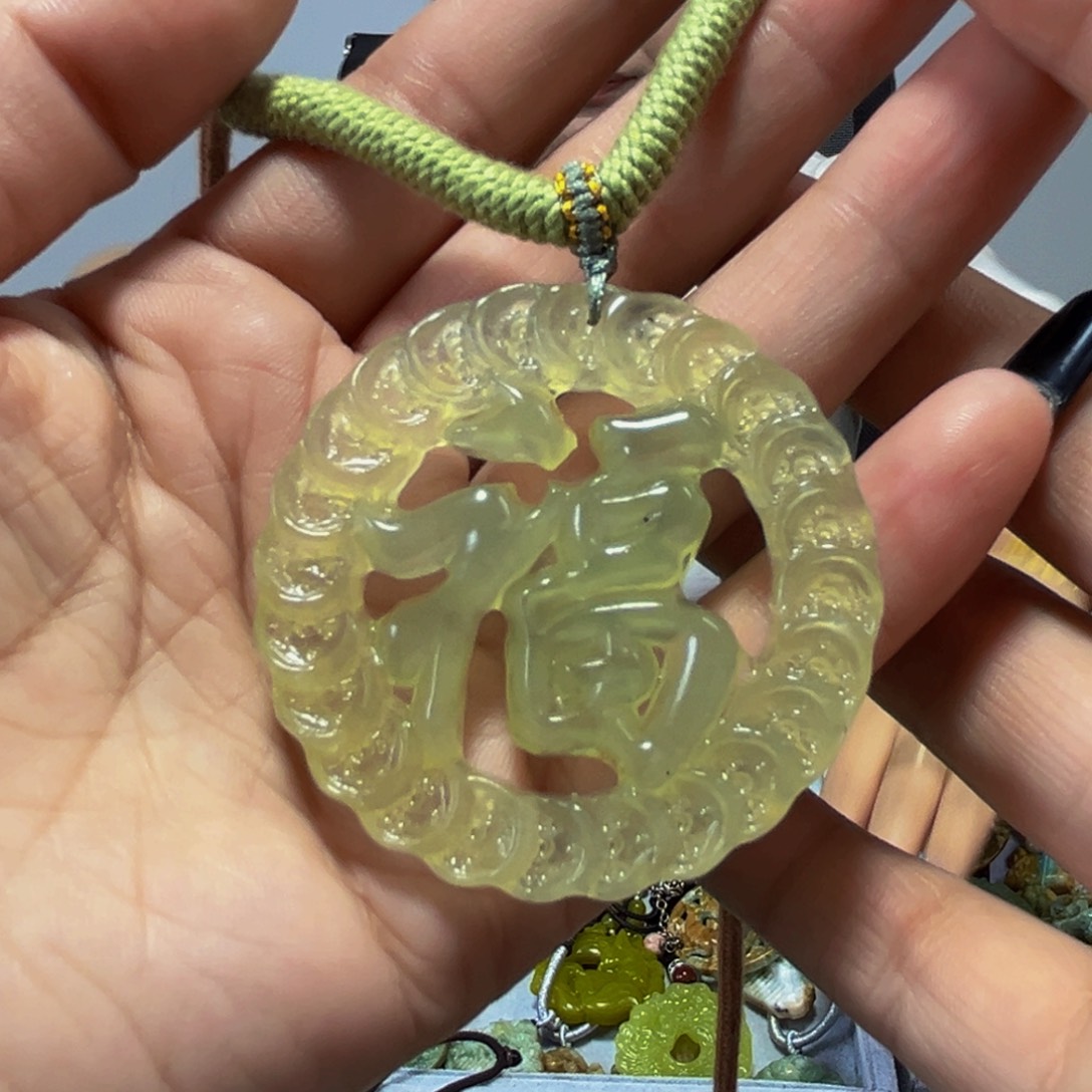 蛇纹石玉未镶嵌颈饰