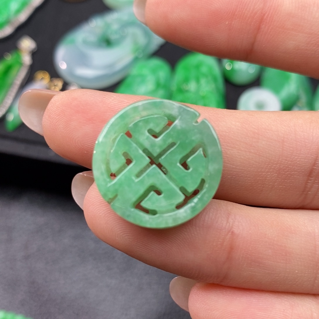 翡翠颈饰未镶嵌翡翠