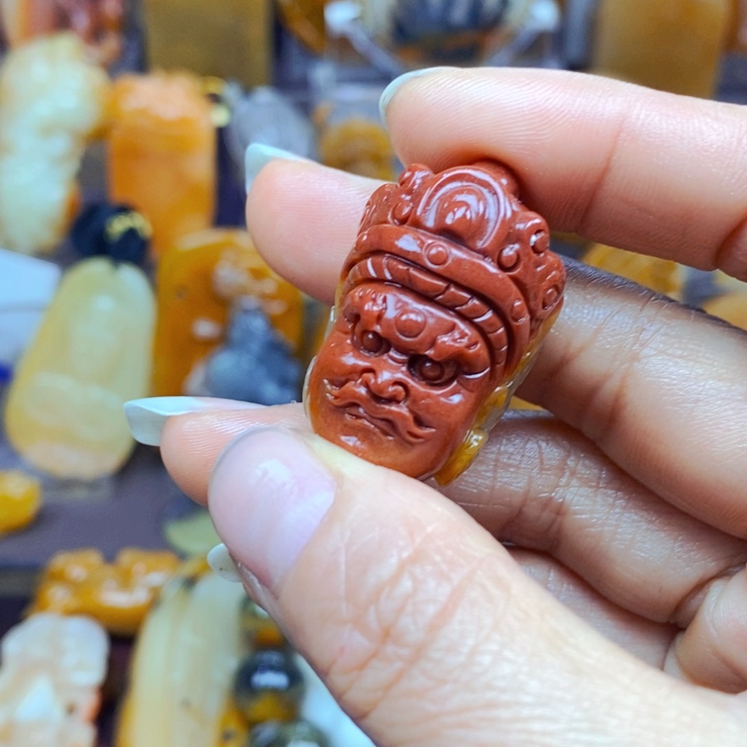 石英质玉（黄龙玉）未镶嵌颈饰