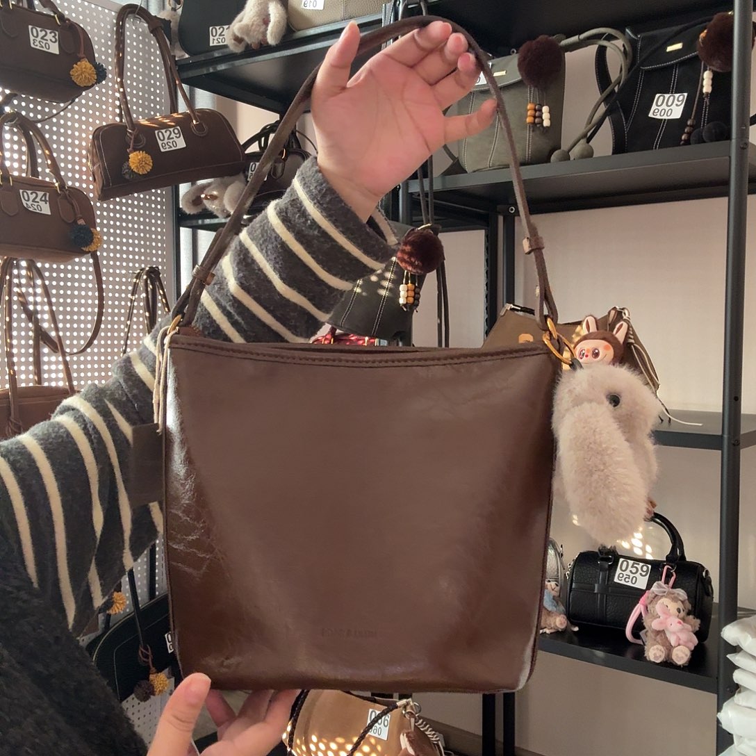 PU棕色带挂件福利