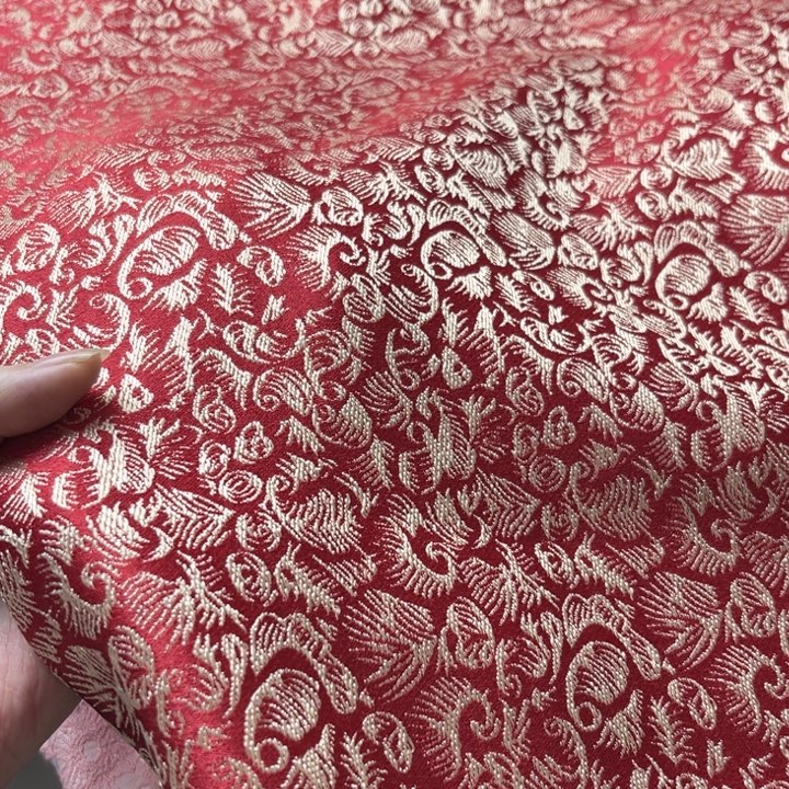 混纺红色提花瑕疵2米。  