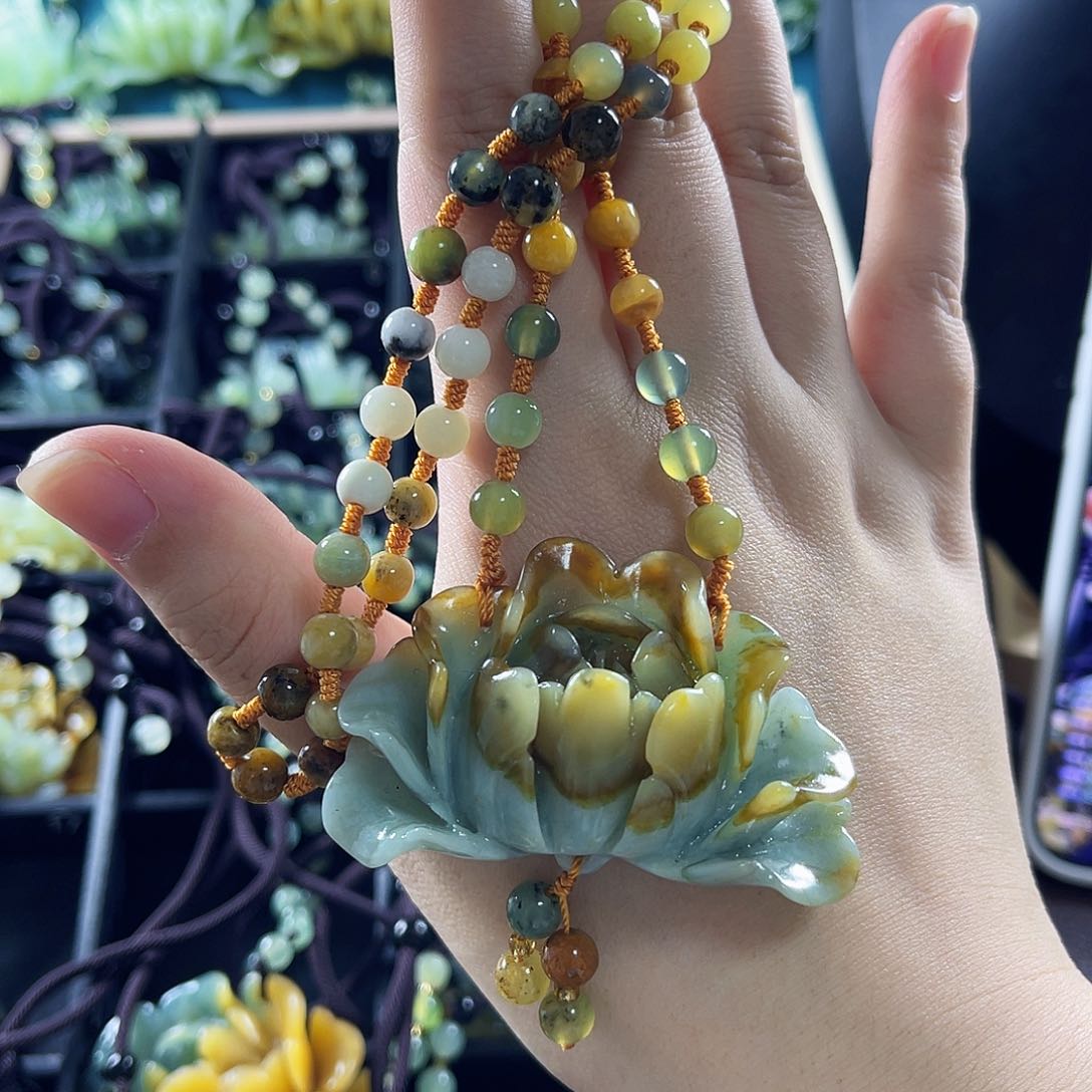 蛇纹石玉颈饰合金