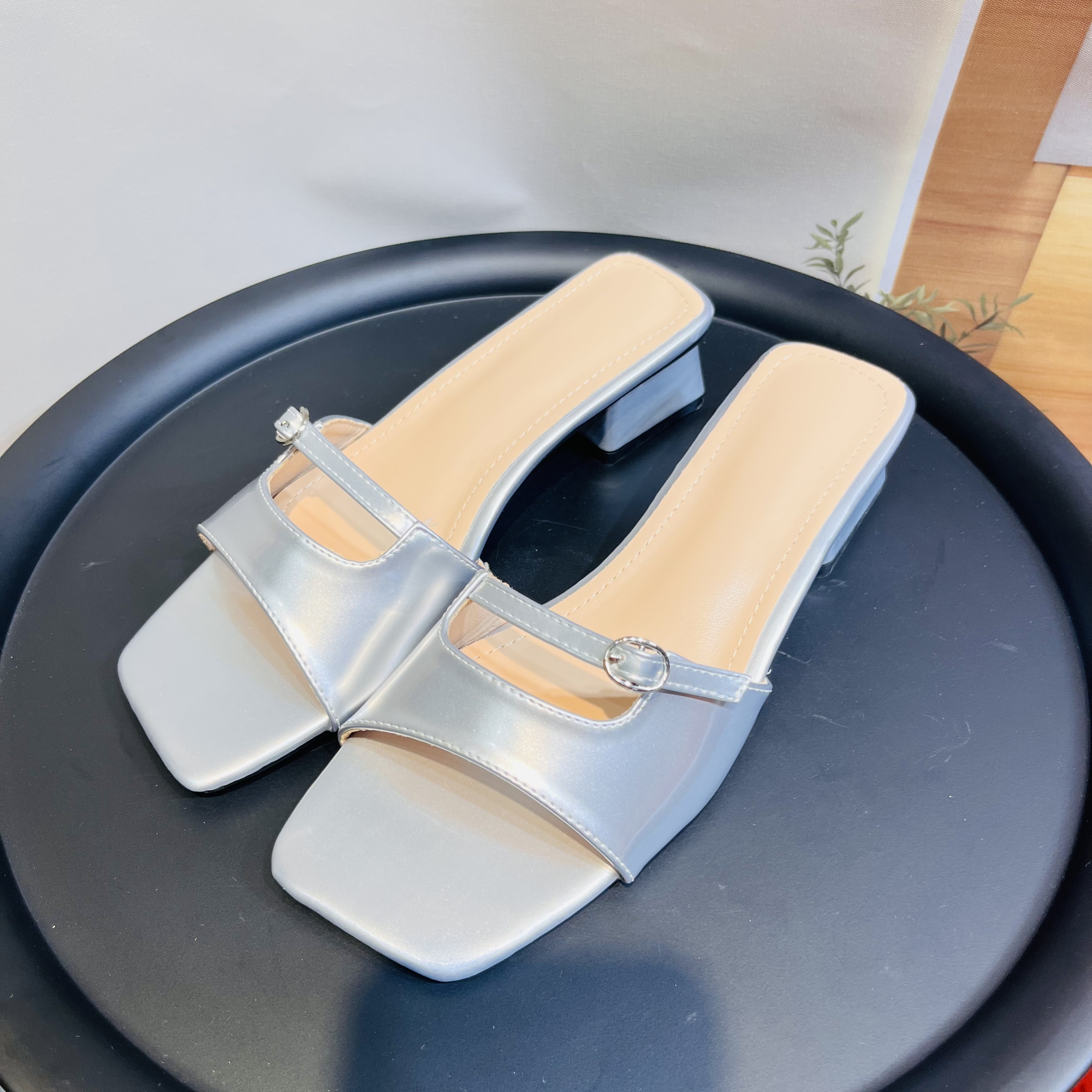 春夏新款 558-16金色和银色 潮流气质百搭低跟粗跟女士拖鞋凉鞋