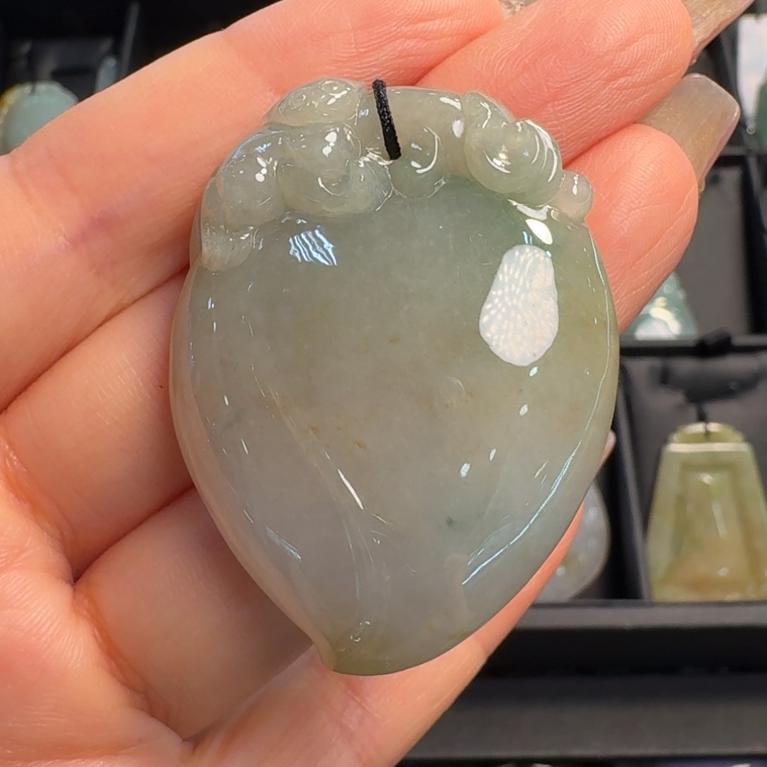 翡翠未镶嵌颈饰桃子