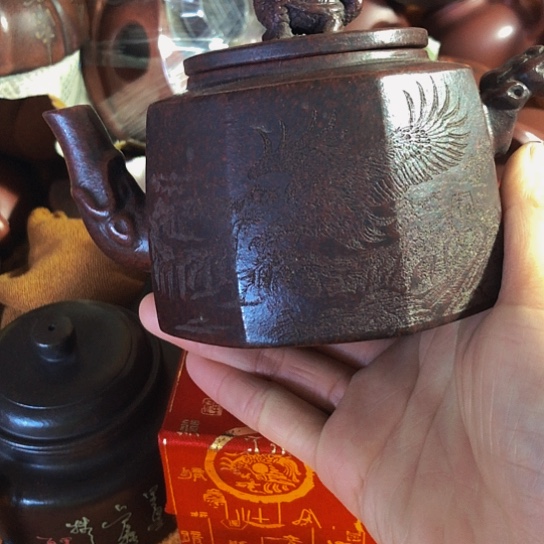 紫砂茶壶原矿泥料手工制作的紫砂壶。