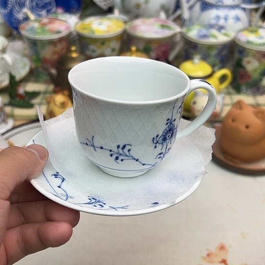 瓷器上刻着一尊铜像