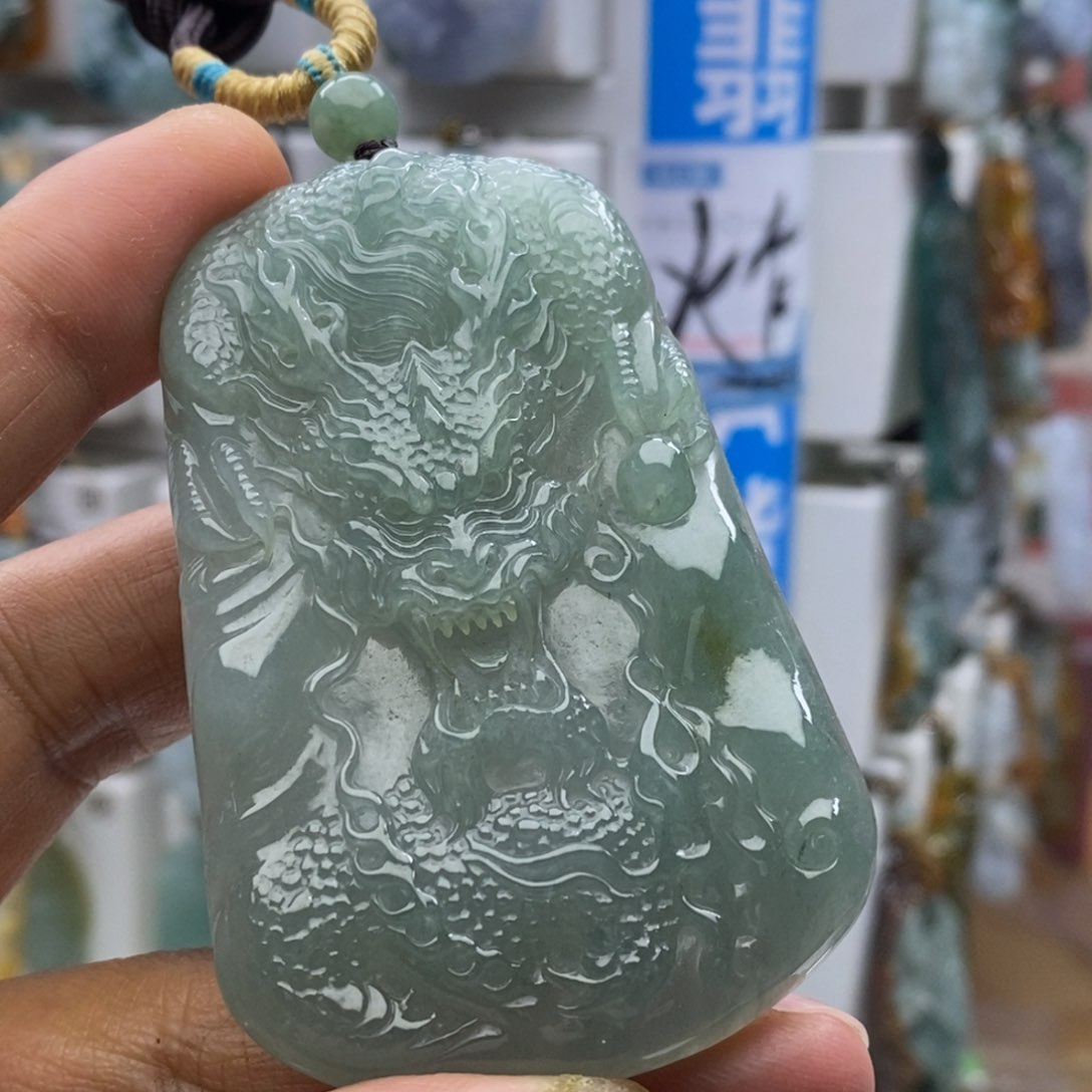翡翠颈饰未镶嵌龙
