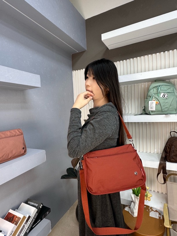 张张定制新款泡芙豌豆包休闲斜跨大容量女士户外单肩包多隔层