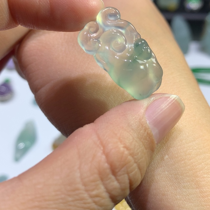 翡翠颈饰未镶嵌如意