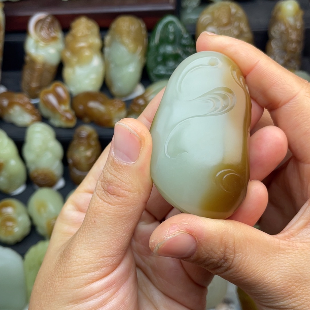 薄***秋和田玉未镶嵌颈饰
