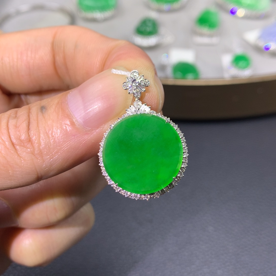 翡翠颈饰18K金镶嵌翡翠