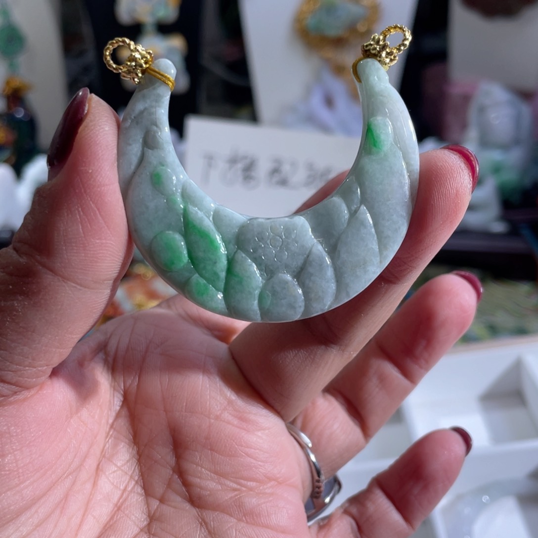 翡翠颈饰未镶嵌翡翠弯弯