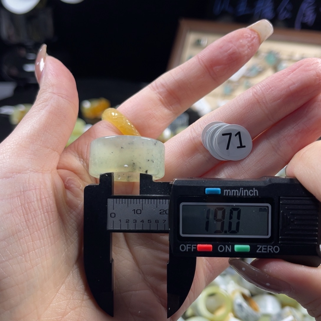 蛇纹石玉未镶嵌戒指