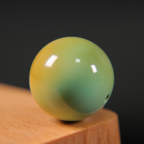 原矿绿松石圆珠 直径17mm，重6.53g，精美天然渐变色