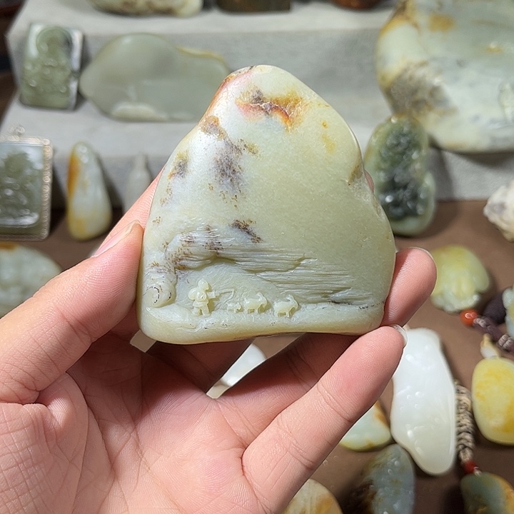 祁***圣未镶嵌和田玉摆件