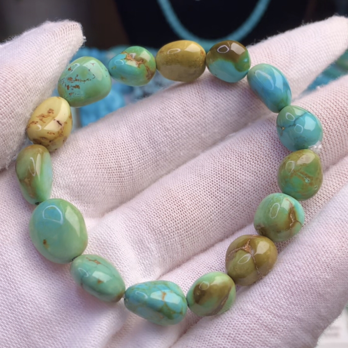 原矿绿松石糖豆串彩色9加毫米，19.73克。