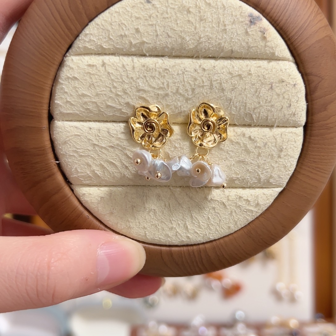 淡水珍珠银S925镶嵌耳钉