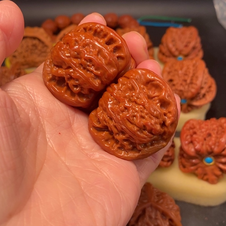 吕***步猴头核桃吊坠工艺核桃