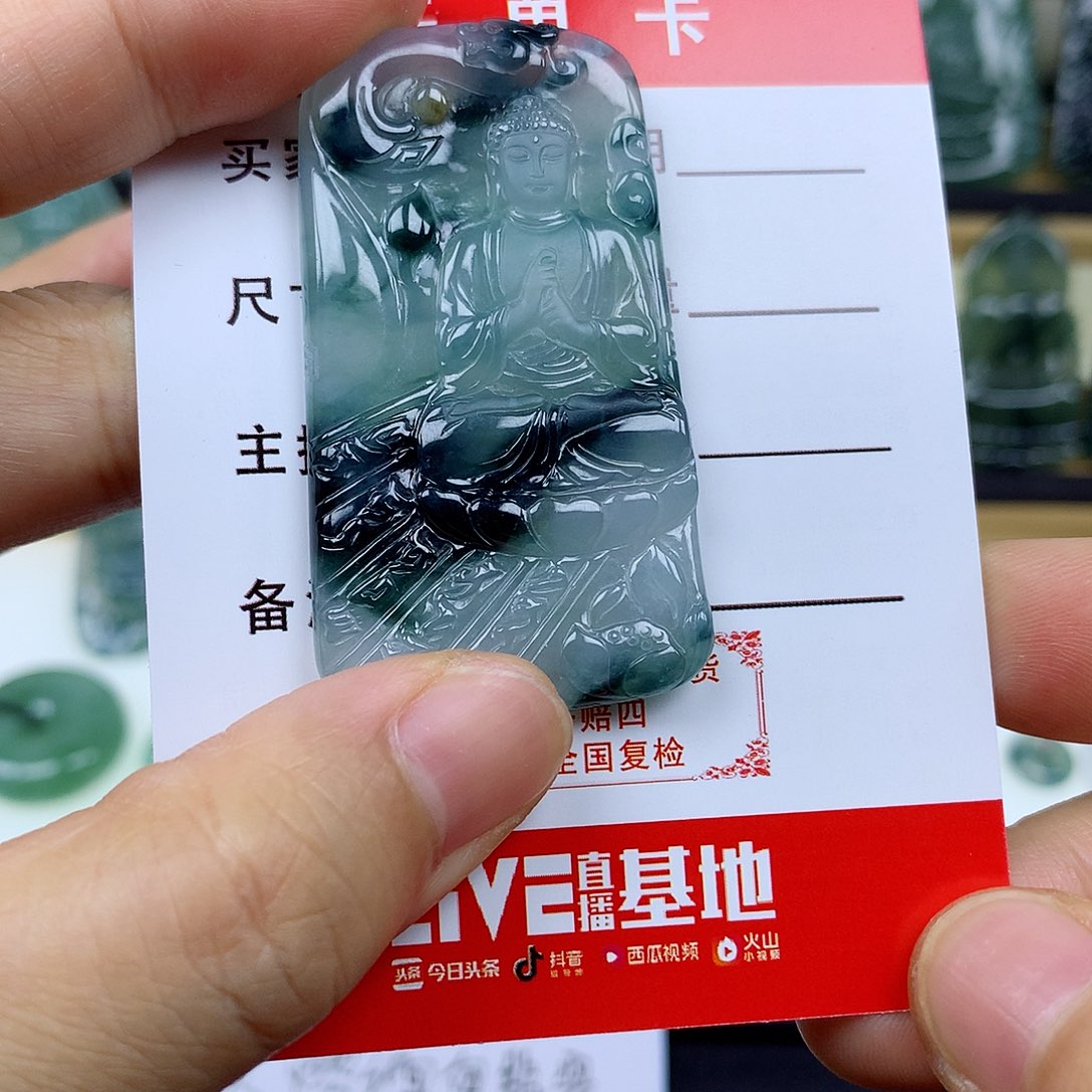 翡翠未镶嵌颈饰大日如来