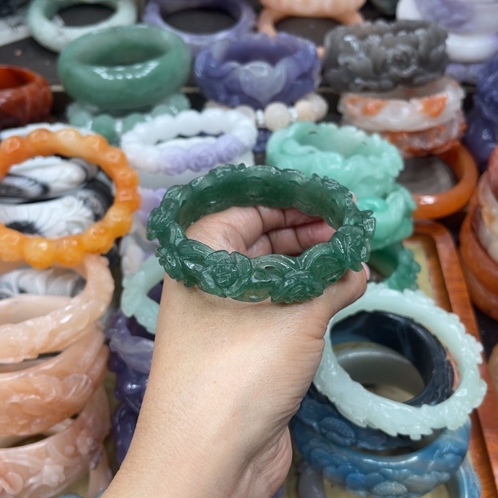 叶***芳石英岩玉未镶嵌手镯