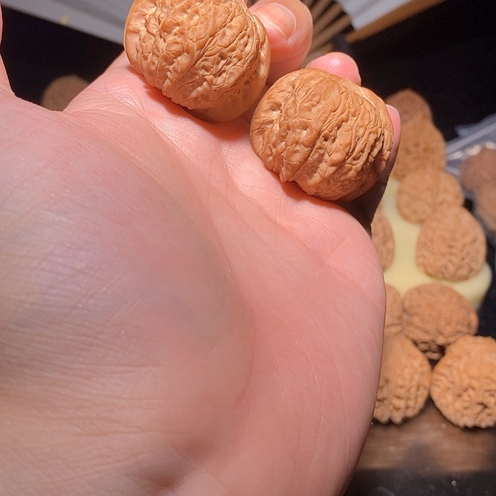 文玩核桃手把件血麒麟