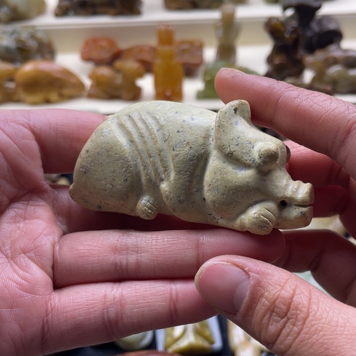 蛇纹石玉颈饰未镶嵌