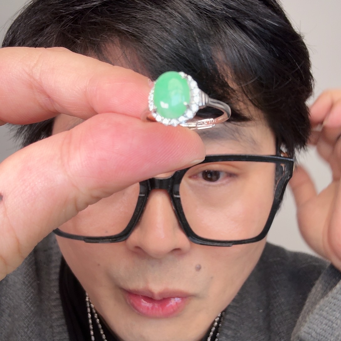 翡翠未镶嵌颈饰一件