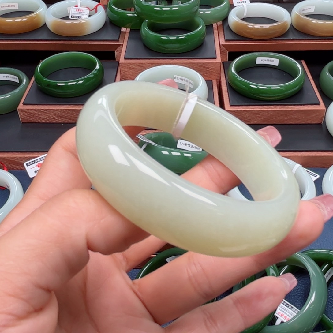 未镶嵌手镯和田玉