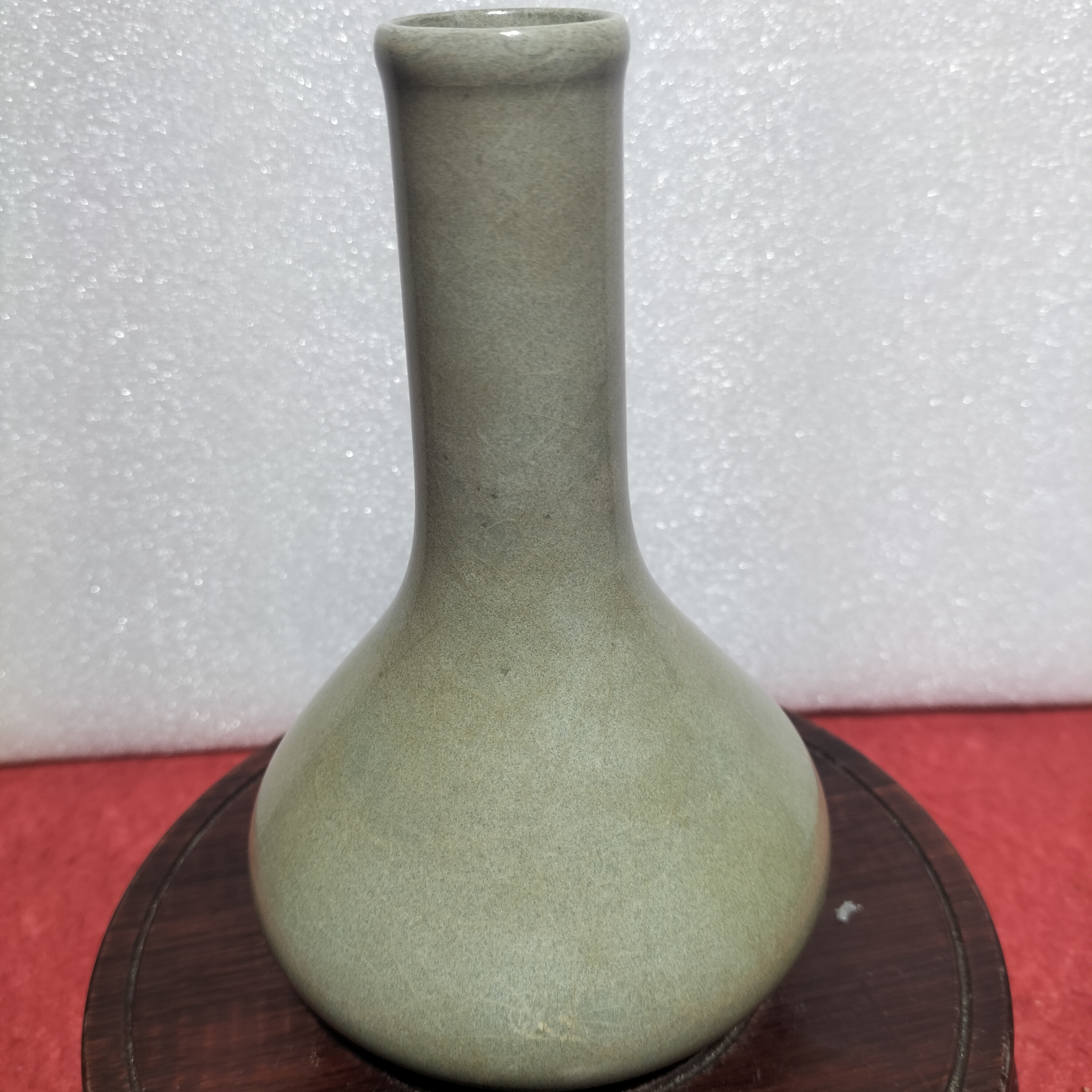 龙泉窑直寄颈瓶整体有些土芯，