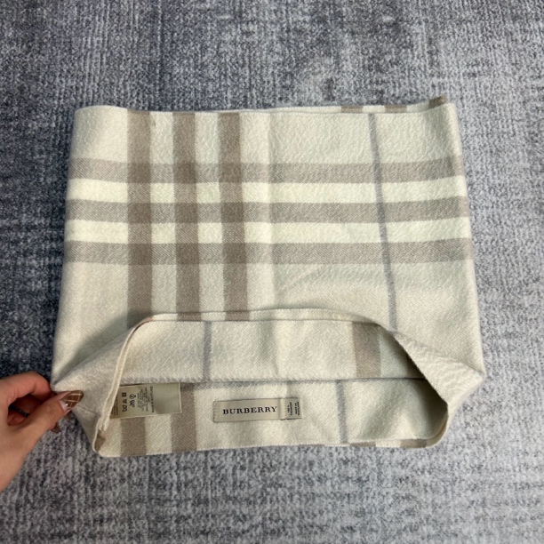 95新 BURBERRY/博柏利 Burberry浅色格纹羊绒围脖