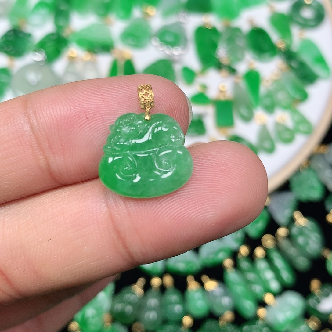 翡翠颈饰18K金镶嵌小巧精美满绿如意