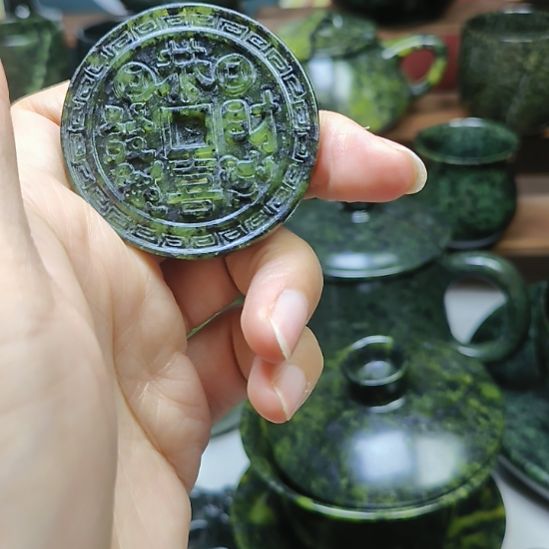 蛇纹石玉未镶嵌牌子