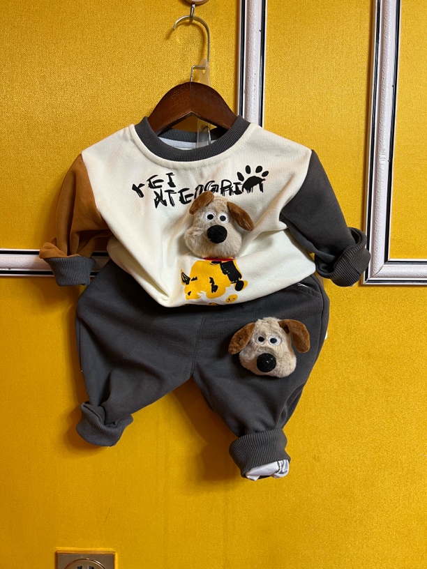 男宝穿的运动套装休闲风