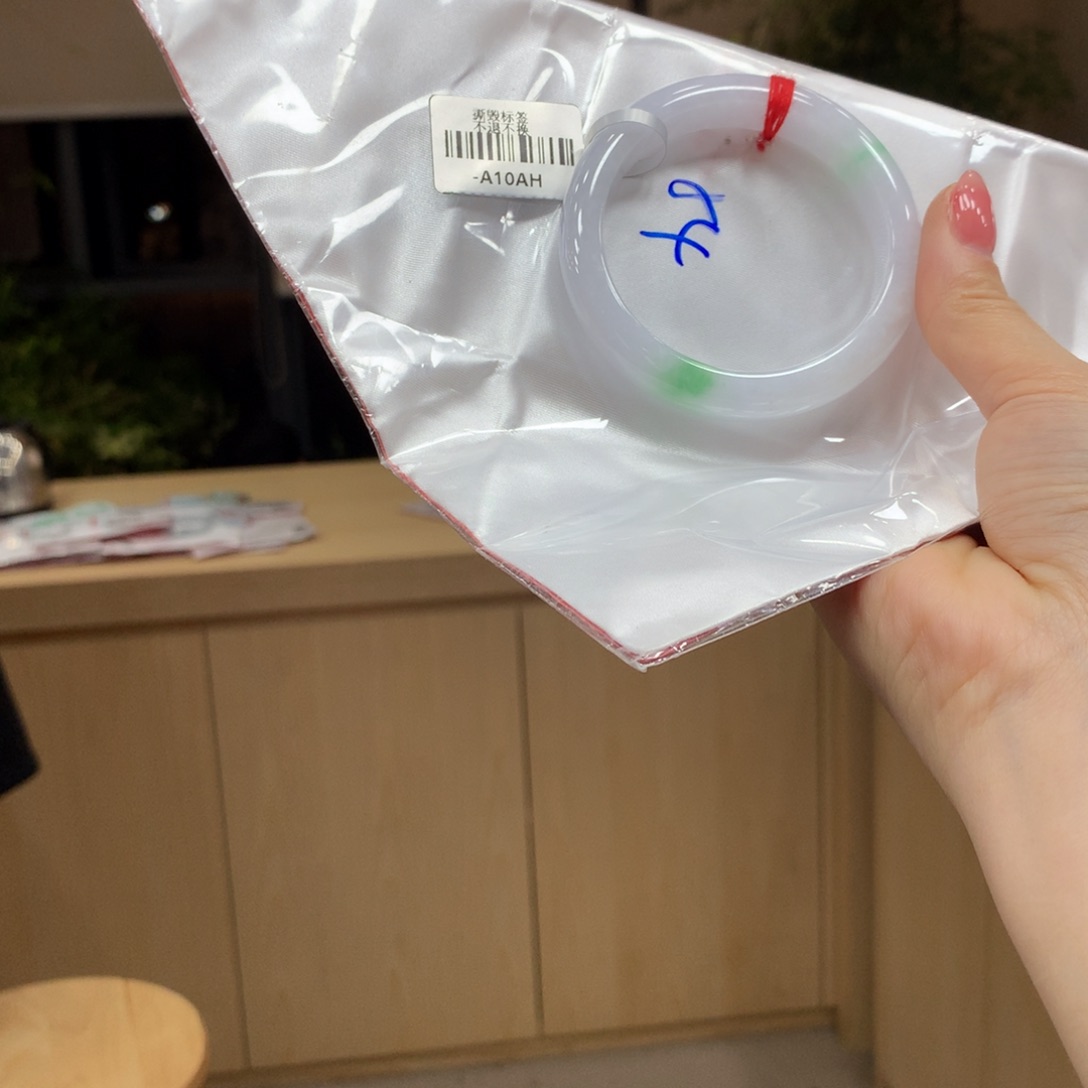 翡翠手镯未镶嵌不退不换