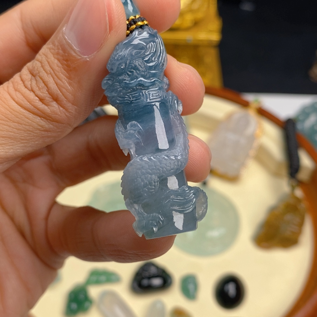 翡翠颈饰未镶嵌不****！龙柱