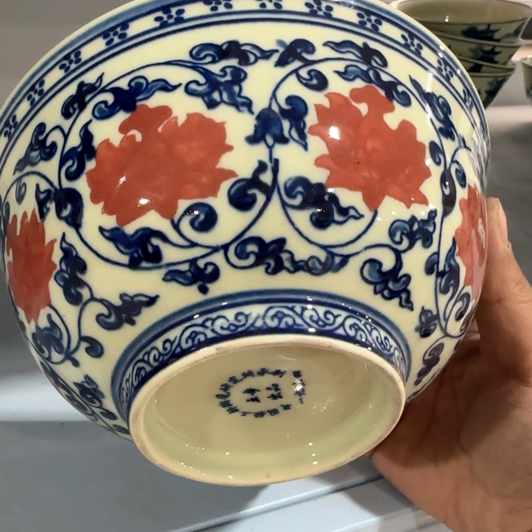 瓷片瓷器上还有两条长线上镌刻