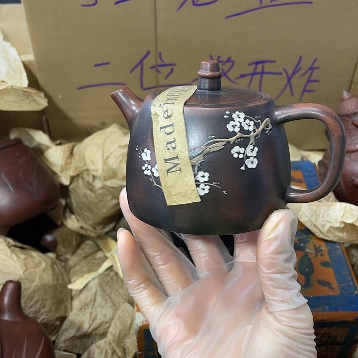 茶壶紫砂原矿泥料，纯手工制作的一把紫砂壶。