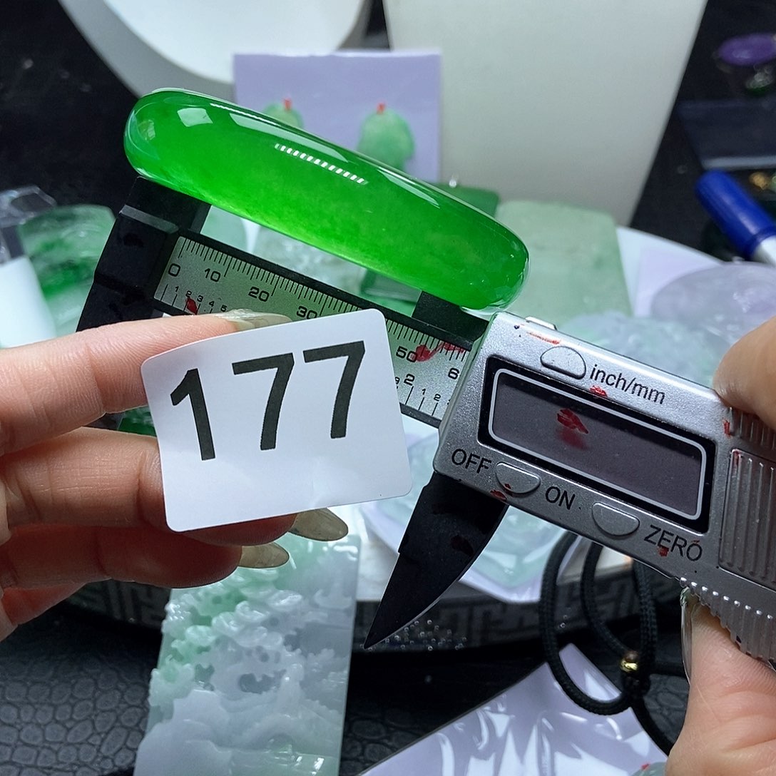 翡翠吊坠(赠链)未镶嵌